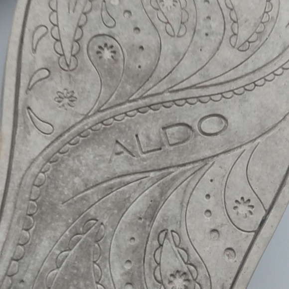 ALDO Women's Shoe's Size 8 Black with Gold Metal plate on the laces - Picture 9 of 11